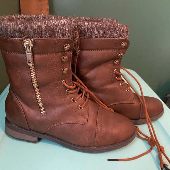 combat boots size 4